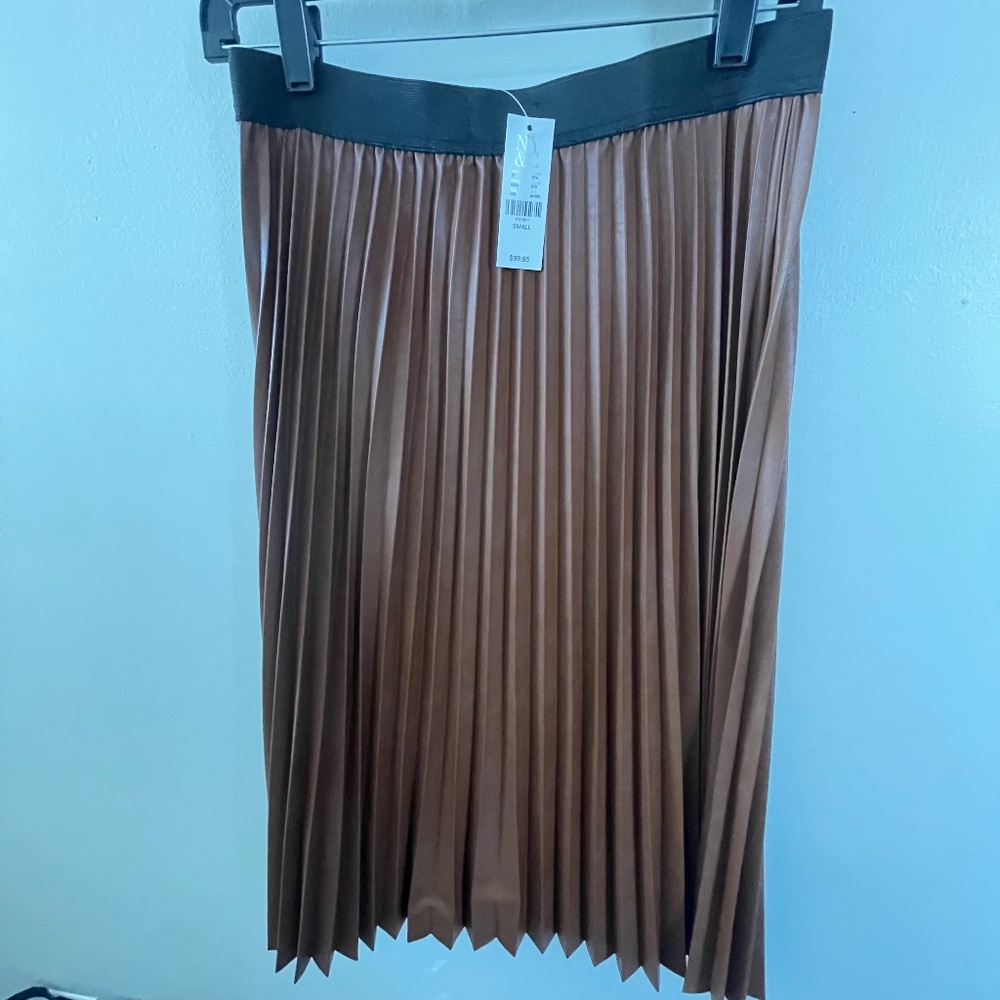 NEW YORK & CO.  FAUX LEATHER PLEATED SKIRT